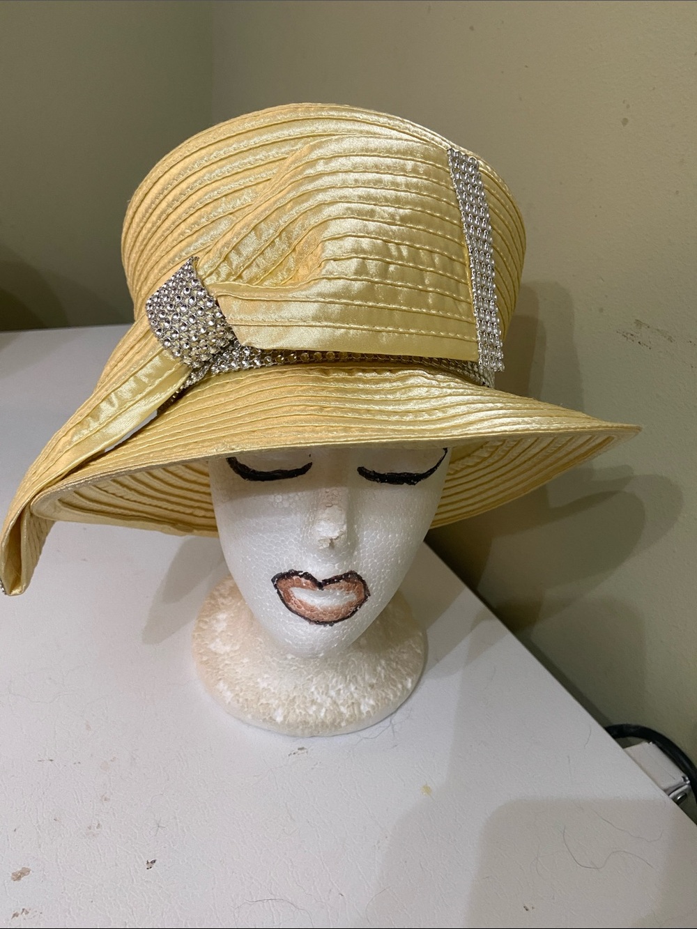 NWOT Beautiful Pale Yellow Dress Hat